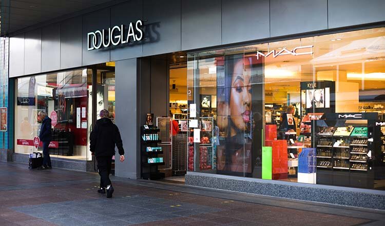 Douglas storsatsar på fysiska butiker